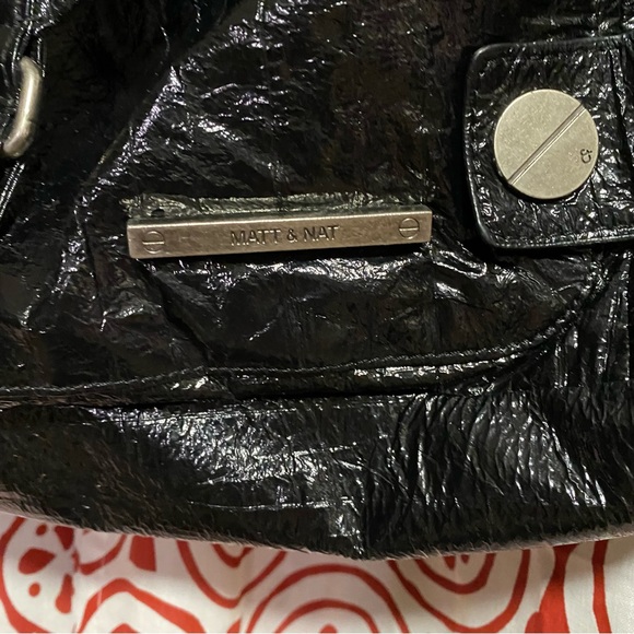 Matt & Nat crinkle vegan leather hobo shoulder bag - Picture 4 of 11